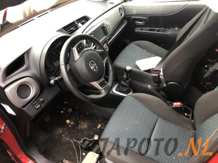 Toyota Yaris III 1.33 16V Dual VVT-I Sloopvoertuig (2011, Rood)