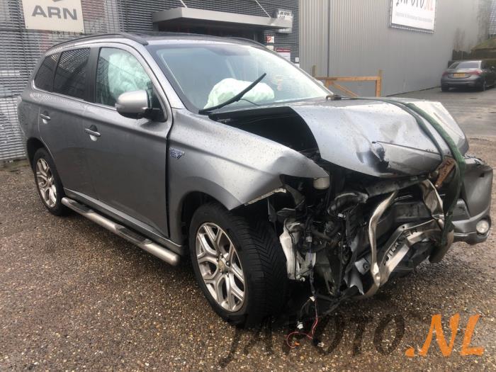 Mitsubishi Outlander 2.0 16V PHEV 4x4 Sloopvoertuig (2013, Grijs)