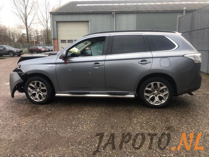 Mitsubishi Outlander 2.0 16V PHEV 4x4 Sloopvoertuig (2013, Grijs)