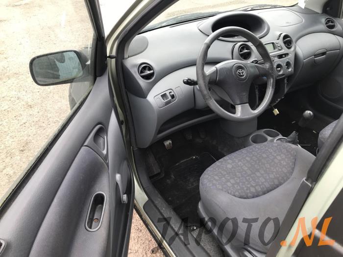 Toyota Yaris 1.3 16V VVT-i Sloopvoertuig (2002, Zwart)