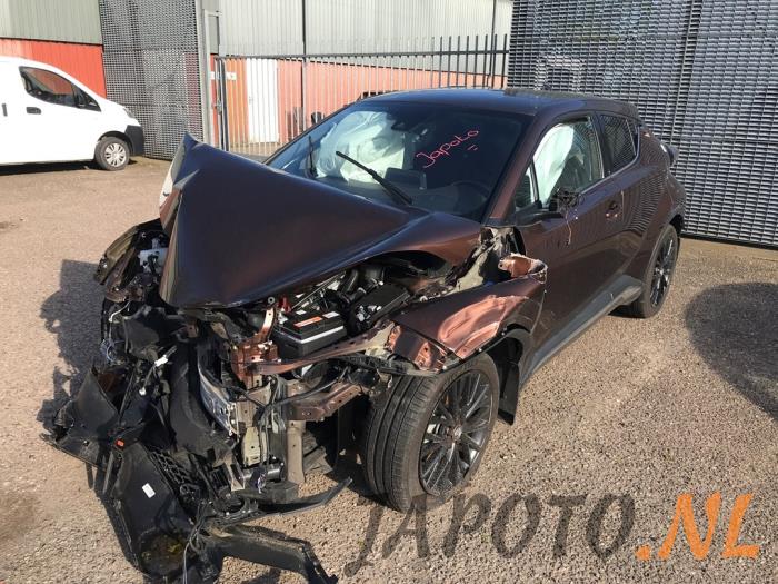 Toyota C-HR 1.8 16V Hybrid Sloopvoertuig (2017, Bruin)