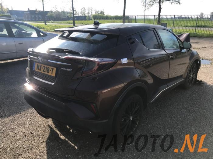 Toyota C-HR 1.8 16V Hybrid Sloopvoertuig (2017, Bruin)