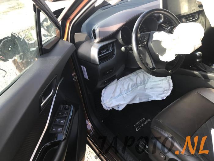 Toyota C-HR 1.8 16V Hybrid Sloopvoertuig (2017, Bruin)