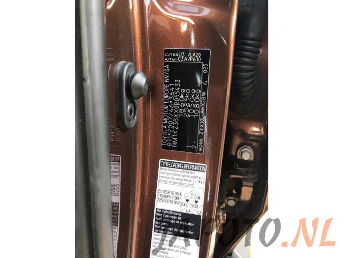 Toyota C-HR 1.8 16V Hybrid Sloopvoertuig (2017, Bruin)