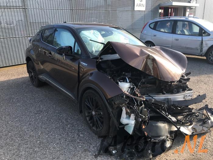 Toyota C-HR 1.8 16V Hybrid Sloopvoertuig (2017, Bruin)