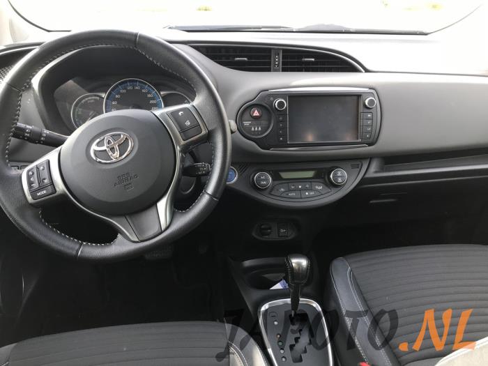 Toyota Yaris III 1.5 16V Hybrid Sloopvoertuig (2015, Zwart)