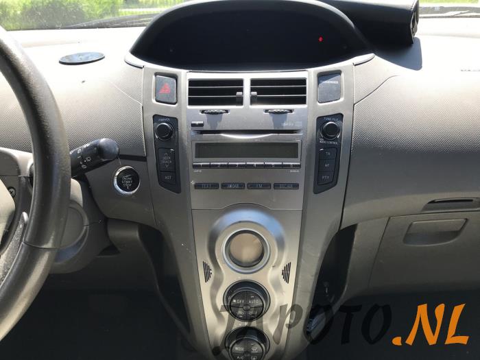 Toyota Yaris II 1.33 16V Dual VVT-I Sloopvoertuig (2009, Zwart)