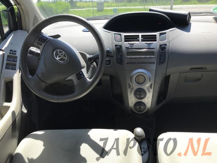 Toyota Yaris II 1.33 16V Dual VVT-I Sloopvoertuig (2009, Zwart)