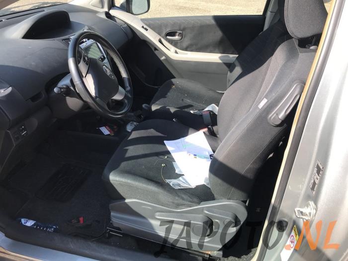 Toyota Yaris II 1.3 16V VVT-i Sloopvoertuig (2007, Grijs)