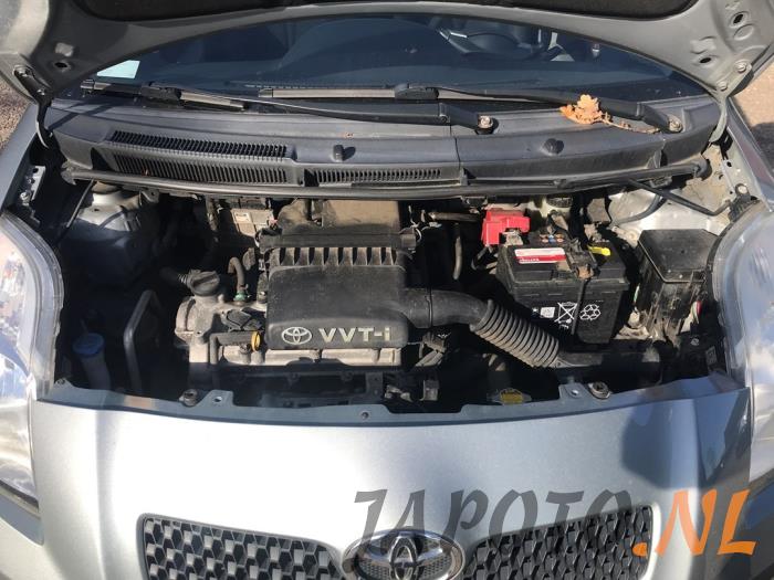 Toyota Yaris II 1.3 16V VVT-i Sloopvoertuig (2006, Grijs)