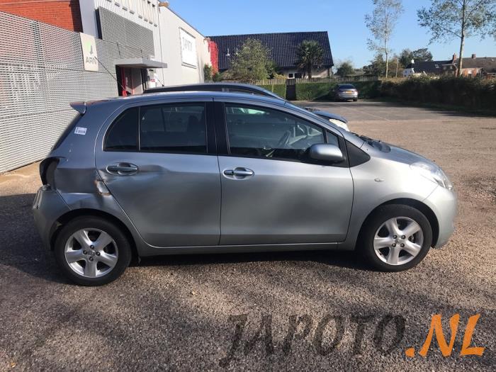 Toyota Yaris II 1.3 16V VVT-i Sloopvoertuig (2006, Grijs)