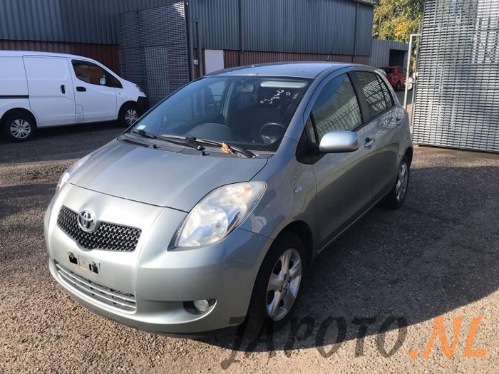 Toyota Yaris II 1.3 16V VVT-i Sloopvoertuig (2006, Grijs)