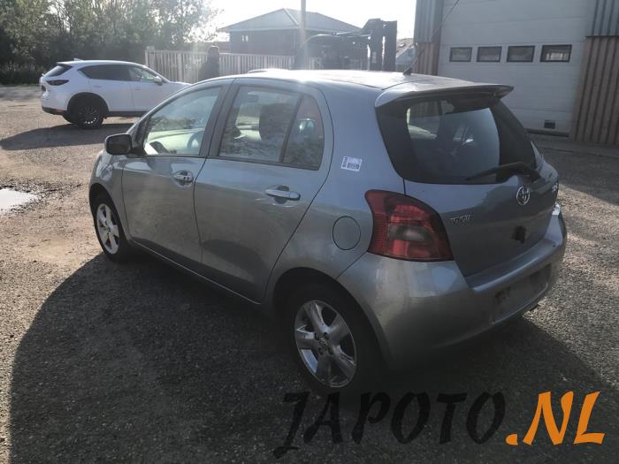 Toyota Yaris II 1.3 16V VVT-i Sloopvoertuig (2006, Grijs)