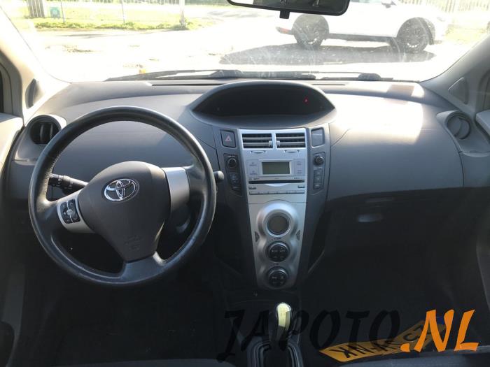 Toyota Yaris II 1.3 16V VVT-i Sloopvoertuig (2006, Grijs)