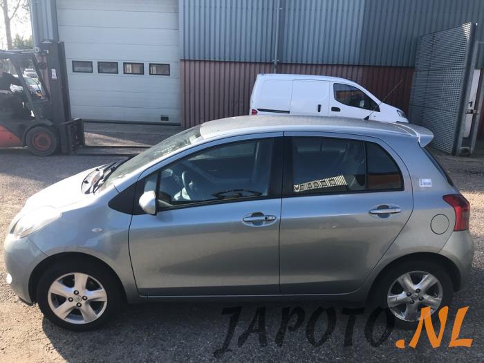 Toyota Yaris II 1.3 16V VVT-i Sloopvoertuig (2006, Grijs)