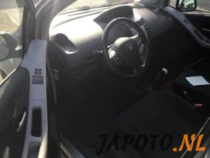 Toyota Yaris II 1.3 16V VVT-i Sloopvoertuig (2006, Grijs)