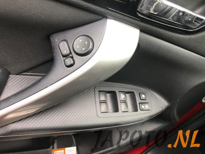 Mitsubishi Eclipse Cross 1.5 Turbo 16V 2WD Sloopvoertuig (2019, Donker, Rood)