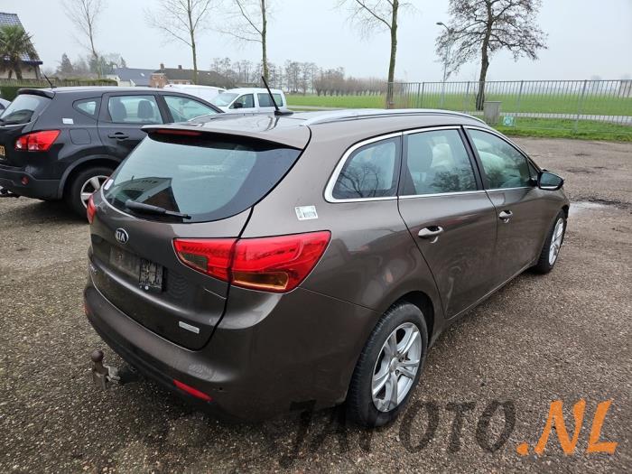 Kia Cee'd Sportswagon 1.6 CRDi 16V VGT Sloopvoertuig (2013, Bruin)