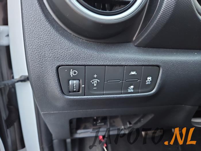 Hyundai Kona 64 kWh Sloopvoertuig (2020, Wit)