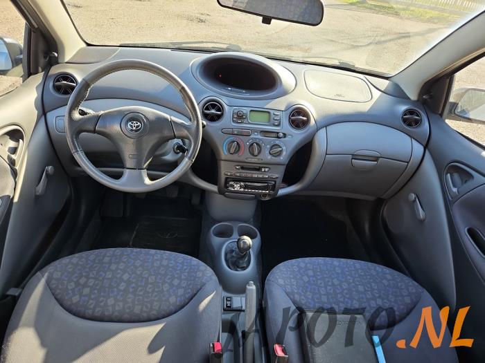 Toyota Yaris 1.3 16V VVT-i Sloopvoertuig (2001, Grijs)