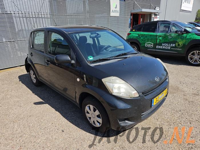 Daihatsu Sirion 2 1.0 12V DVVT Sloopvoertuig (2009, Zwart)