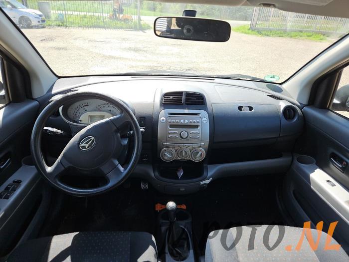 Daihatsu Sirion 2 1.0 12V DVVT Sloopvoertuig (2009, Zwart)