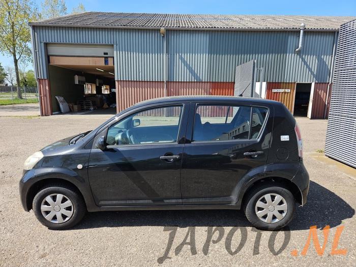 Daihatsu Sirion 2 1.0 12V DVVT Sloopvoertuig (2009, Zwart)