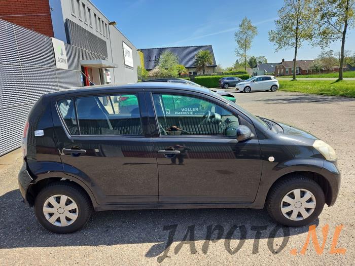 Daihatsu Sirion 2 1.0 12V DVVT Sloopvoertuig (2009, Zwart)