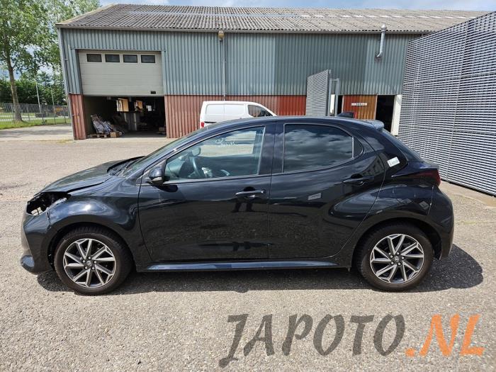 Toyota Yaris IV 1.5 12V VVT-i Sloopvoertuig (2021, Zwart)