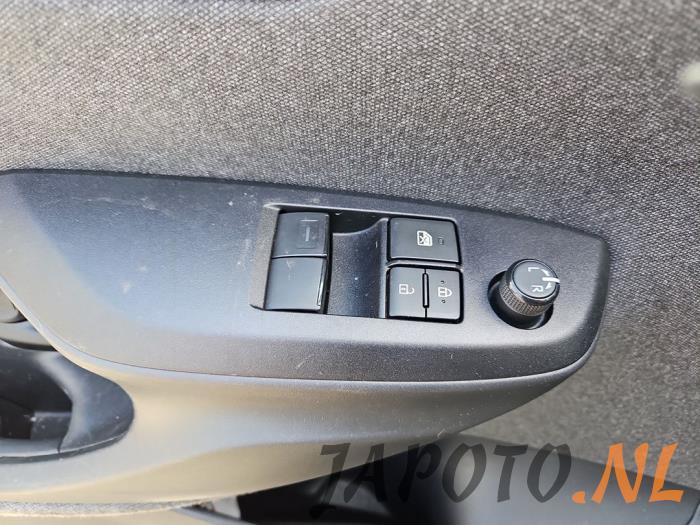 Toyota Yaris IV 1.5 12V VVT-i Sloopvoertuig (2021, Zwart)