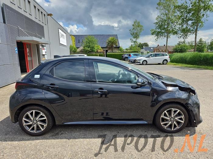 Toyota Yaris IV 1.5 12V VVT-i Sloopvoertuig (2021, Zwart)