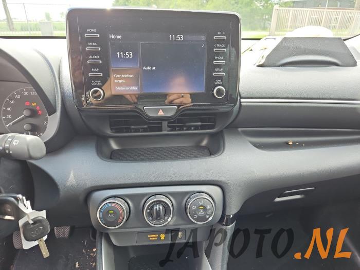 Toyota Yaris IV 1.5 12V VVT-i Sloopvoertuig (2021, Zwart)