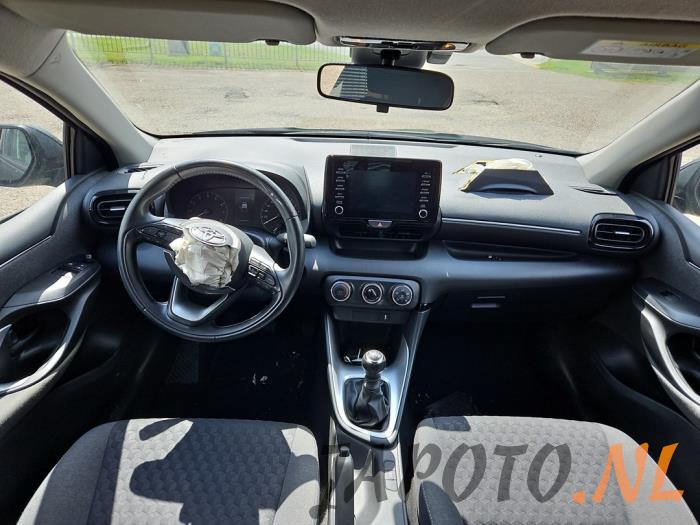 Toyota Yaris IV 1.5 12V VVT-i Sloopvoertuig (2021, Zwart)