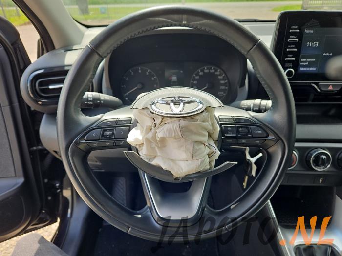 Toyota Yaris IV 1.5 12V VVT-i Sloopvoertuig (2021, Zwart)