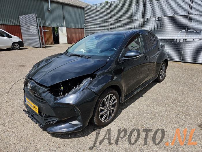 Toyota Yaris IV 1.5 12V VVT-i Sloopvoertuig (2021, Zwart)