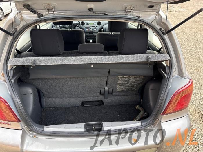 Toyota Yaris 1.5 T Sport 16V VVT-i Sloopvoertuig (2001, Grijs)