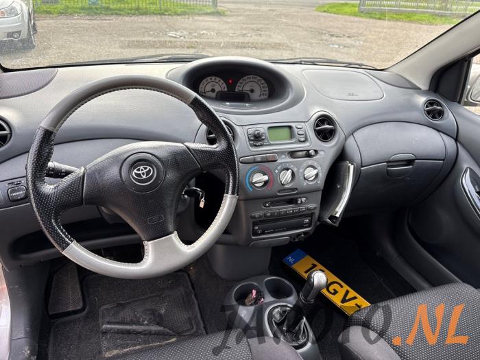 Toyota Yaris 1.5 T Sport 16V VVT-i Sloopvoertuig (2001, Grijs)