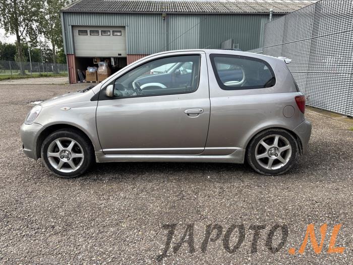 Toyota Yaris 1.5 T Sport 16V VVT-i Sloopvoertuig (2001, Grijs)