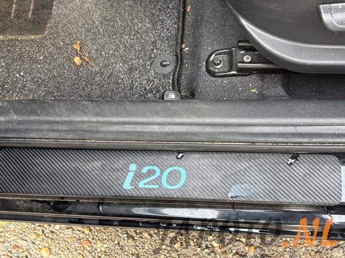 Hyundai i20 1.2i 16V Sloopvoertuig (2016, Zwart)