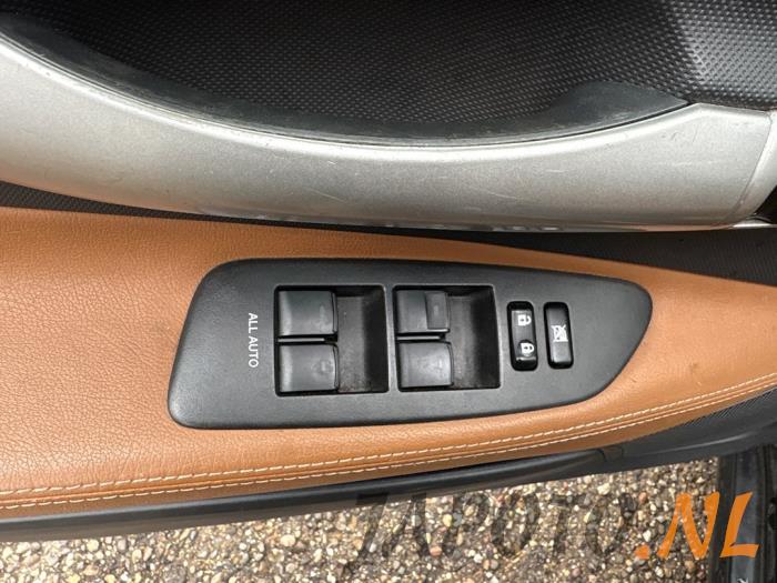 Toyota Auris 1.8 16V HSD Full Hybrid Sloopvoertuig (2011, Zwart)