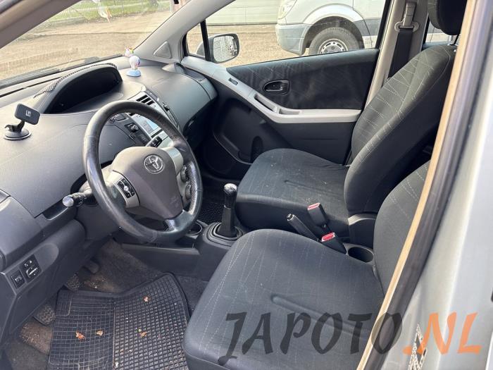 Toyota Yaris II 1.3 16V VVT-i Sloopvoertuig (2006, Grijs)