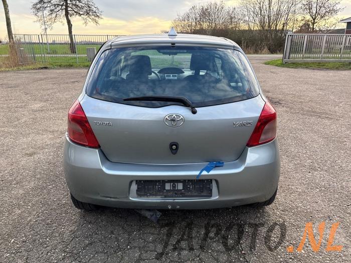 Toyota Yaris II 1.3 16V VVT-i Sloopvoertuig (2006, Grijs)