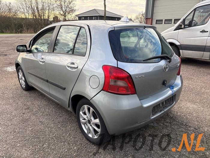 Toyota Yaris II 1.3 16V VVT-i Sloopvoertuig (2006, Grijs)