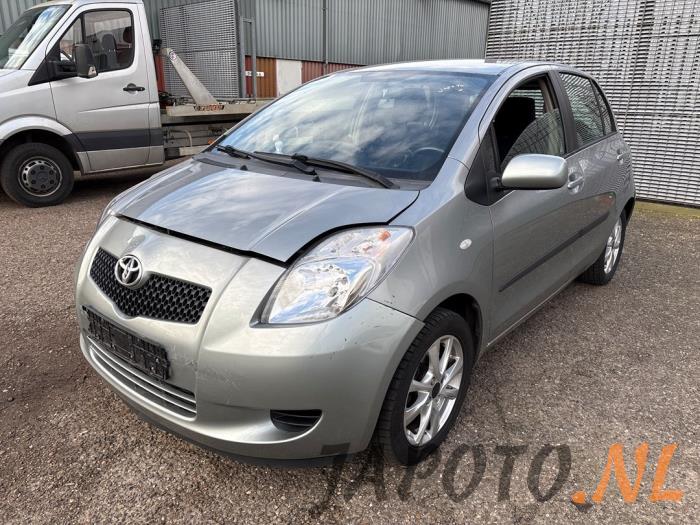Toyota Yaris II 1.3 16V VVT-i Sloopvoertuig (2006, Grijs)