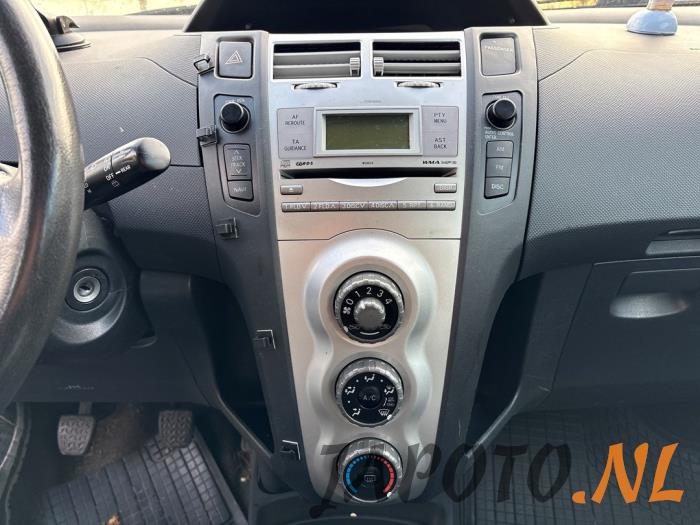 Toyota Yaris II 1.3 16V VVT-i Sloopvoertuig (2006, Grijs)