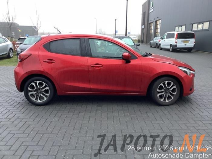 Mazda 2 1.5 SkyActiv-G 90 Sloopvoertuig (2015, Rood)