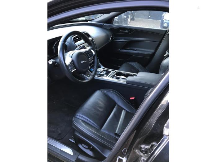 Jaguar XE 2.0d 180 16V Sloopvoertuig (2016, Zwart)