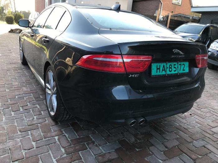 Jaguar XE 2.0d 180 16V Sloopvoertuig (2016, Zwart)