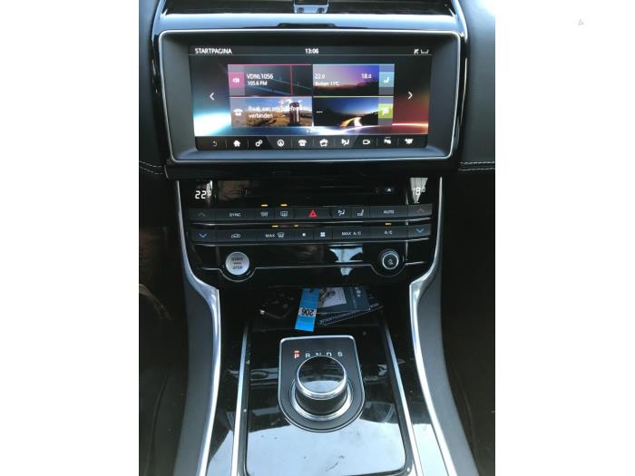 Jaguar XE 2.0d 180 16V Sloopvoertuig (2016, Zwart)
