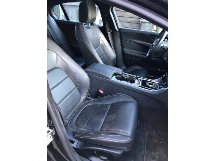 Jaguar XE 2.0d 180 16V Sloopvoertuig (2016, Zwart)
